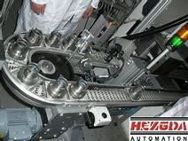 柔性鏈輸送線在醫(yī)藥、機械零件、食品和飲料工業(yè)中的應用是什么？