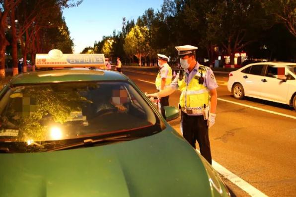 無用功！酒駕司機(jī)為躲避處罰“耍花招”，連吹15次測(cè)試儀