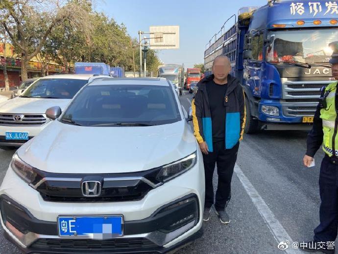 四川籍司機(jī)路口睡著了，廣東中山交警酒精檢測為醉駕