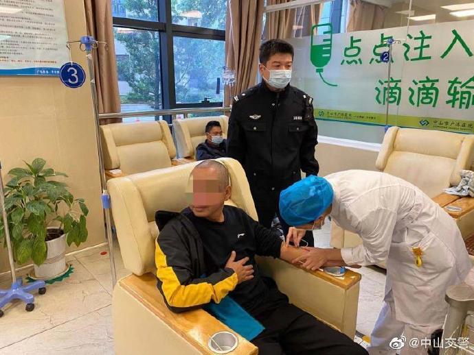 四川籍司機(jī)路口睡著了，廣東中山交警酒精檢測為醉駕