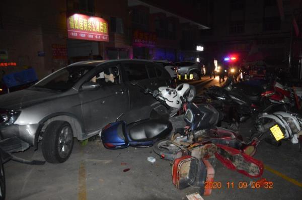 連撞15輛車(chē)！廣東中山一男子借車(chē)后醉駕，事發(fā)廣場(chǎng)一片狼藉