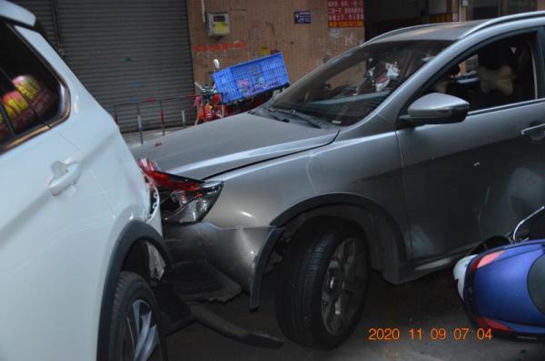 連撞15輛車(chē)！廣東中山一男子借車(chē)后醉駕，事發(fā)廣場(chǎng)一片狼藉