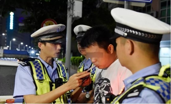 史上最短命的駕照！小伙喝酒慶祝考過駕照，隔天凌晨就因酒駕被抓