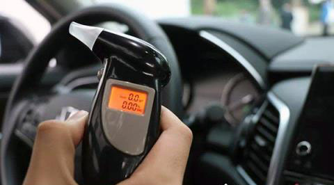 喝酒后多久可以開車,6瓶啤酒隔夜能開車么