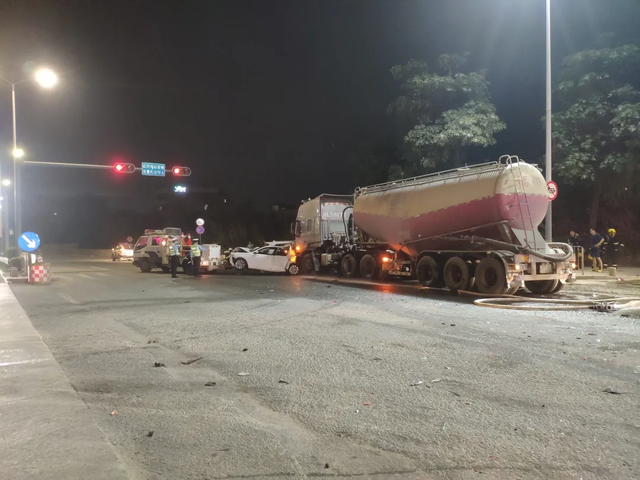 廣東司機(jī)困駕致6車連撞，罪魁禍?zhǔn)资撬?？交警提醒：危害堪比酒駕