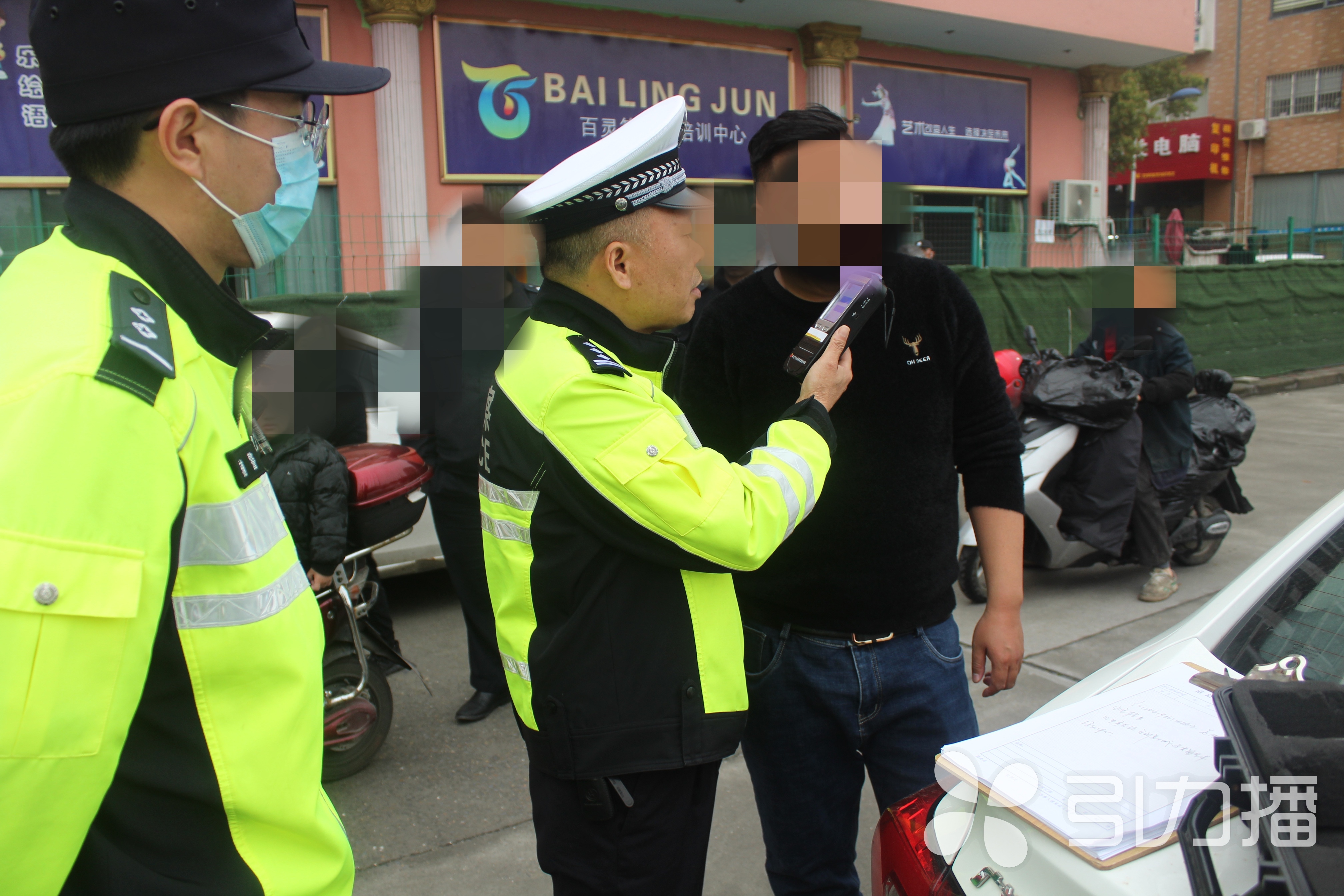 丈夫酒駕遭妻子舉報(bào)，醒悟后抱頭痛哭