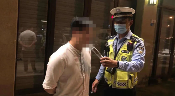 兒子酒駕被查，父親急忙趕到，交警蜀黍：咦？你也來吹一下……