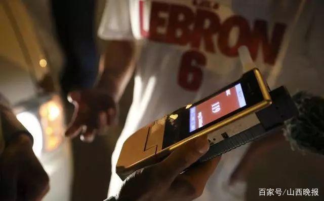 男子堅(jiān)稱沒酒駕，一吹氣酒精值119！警察看到車?yán)镞@東西，放行了